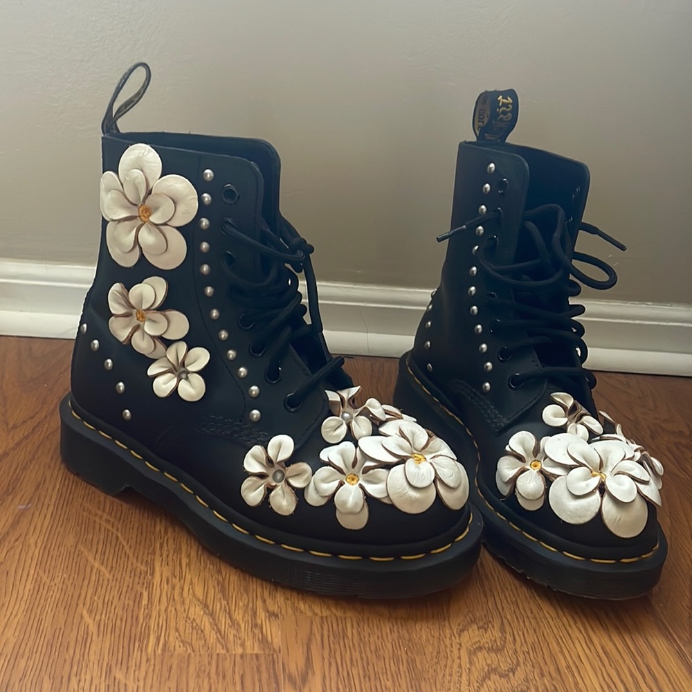 Dr martens rare flower boots sz 5
